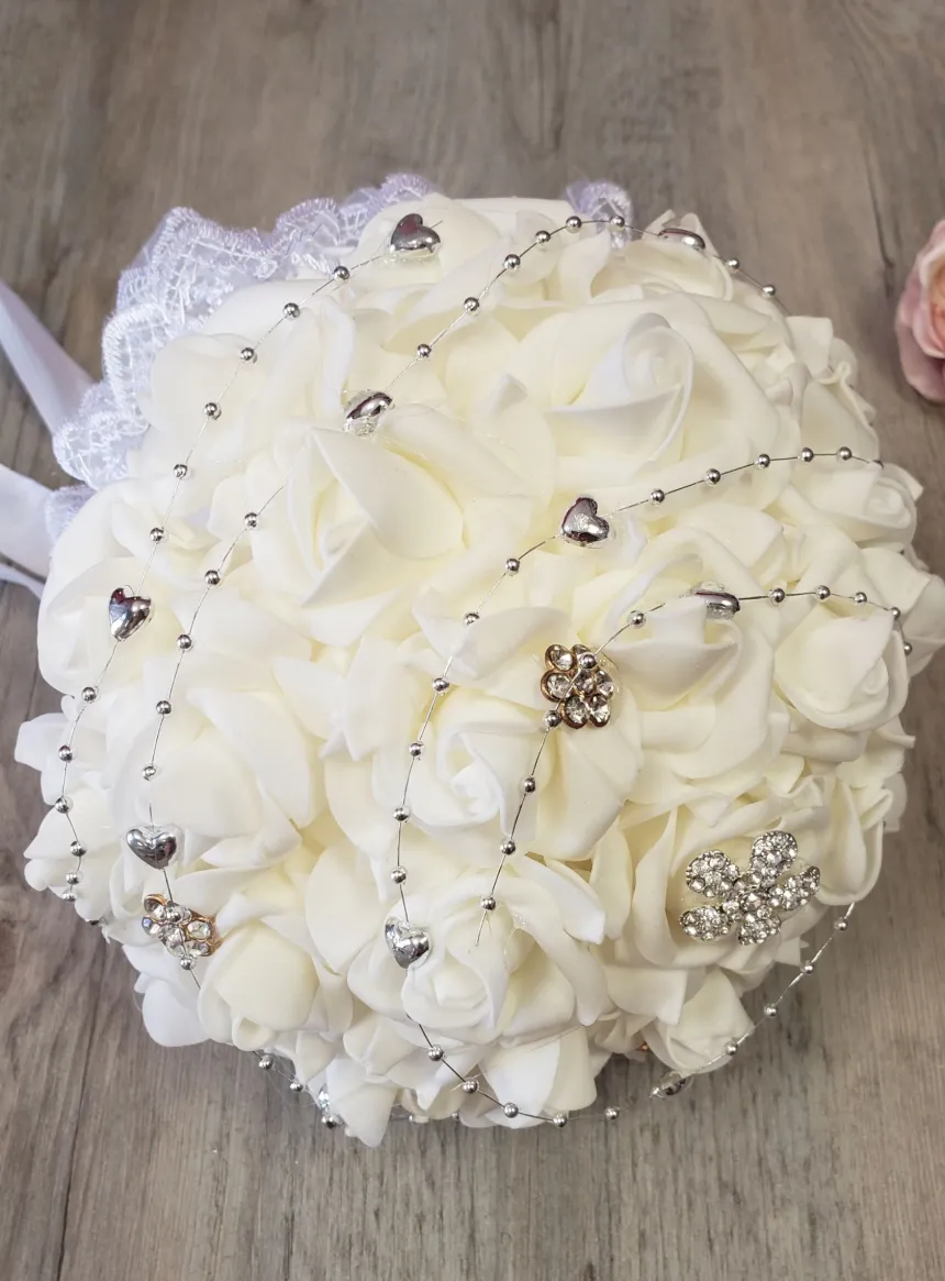 Bouquet de Mariée roses blanches et bijoux Blanc
