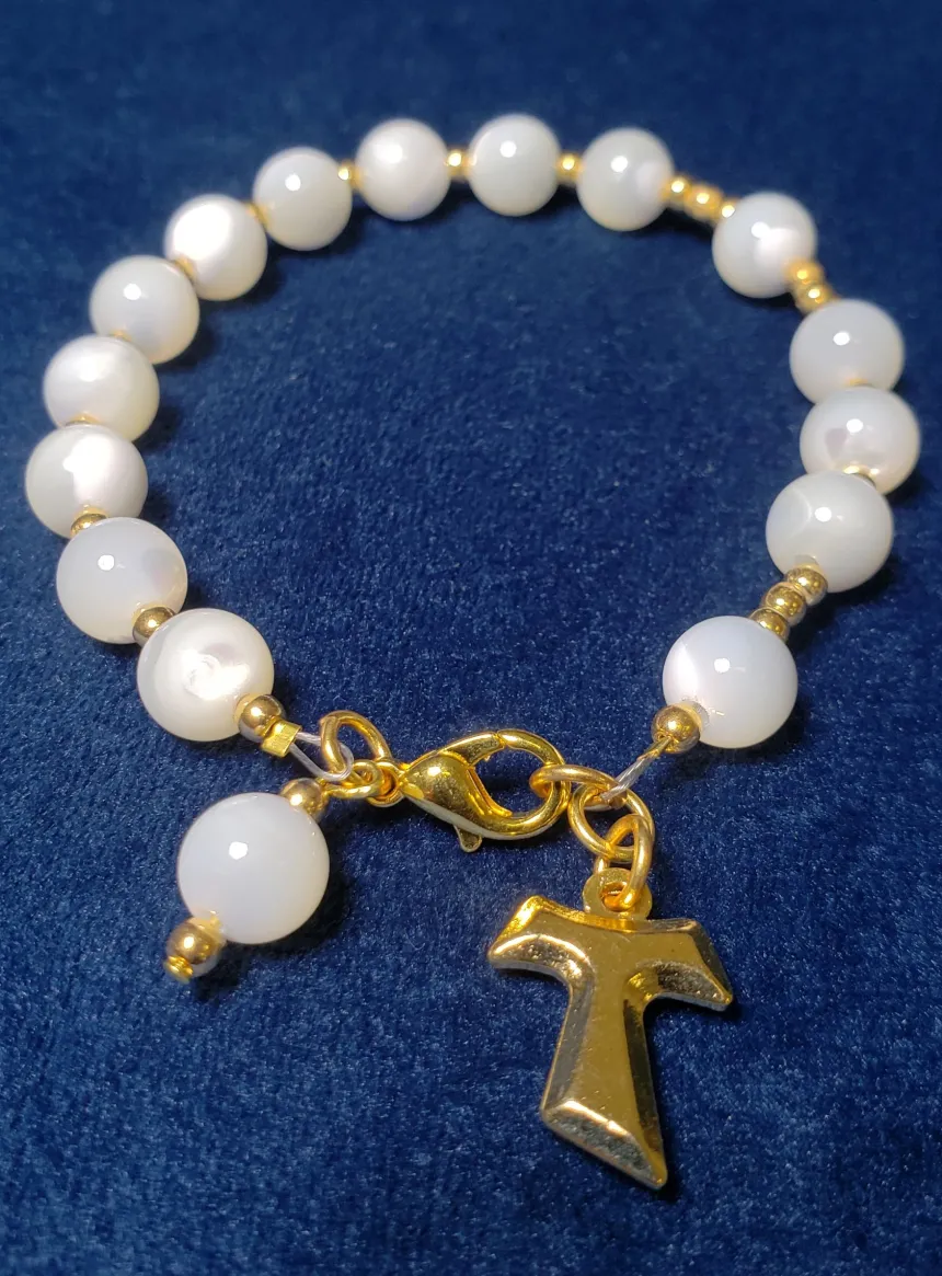 Bracelet chrétien perles de nacre croix de St Antoine Blanc