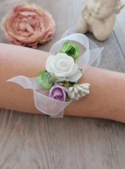 Bracelet demoiselle d'honneur fleur blanche et mauve Blanc