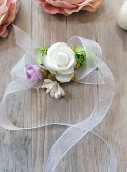 Bracelet demoiselle d'honneur fleur blanche et mauve Blanc