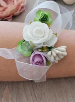 Bracelet demoiselle d'honneur fleur blanche et mauve Blanc