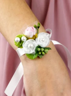 Bracelet demoiselle d'honneur ruban satin et fleurs blanches Blanc