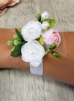 Bracelet demoiselle d'honneur ruban satin et fleurs blanches Blanc