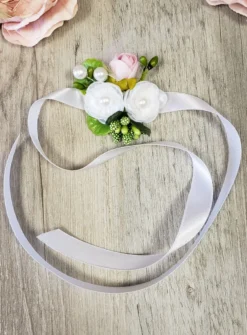 Bracelet demoiselle d'honneur ruban satin et fleurs blanches Blanc