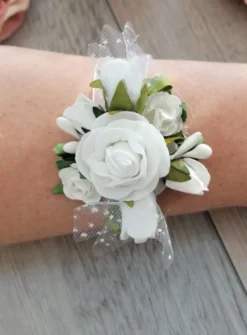 Bracelet demoiselle d'honneur fleurs blanches Blanc