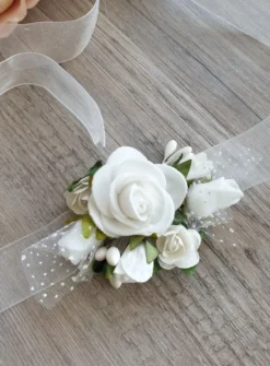Bracelet demoiselle d'honneur fleurs blanches Blanc