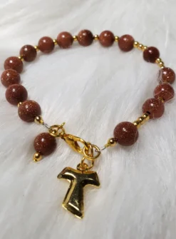 Bracelet religieux perles pierre de sable médaillon croix de St Antoine Marron