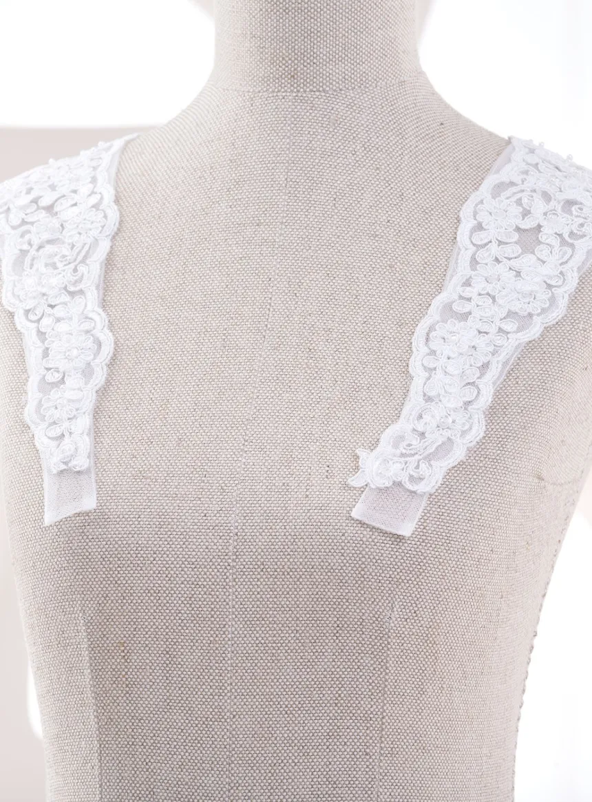 Bretelles dentelle perlée et dos fermé
