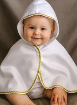 Cape baptême / communion satin blanc et galon doré avec capuche