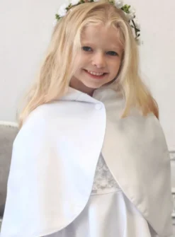 Cape blanche en satin avec capuche