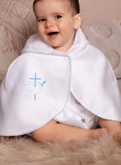 Cape blanche en satin avec capuche