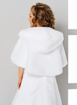 Cape fausse fourrure enfant avec capuche