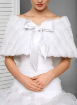 Cape femme fausse fourrure et noeud