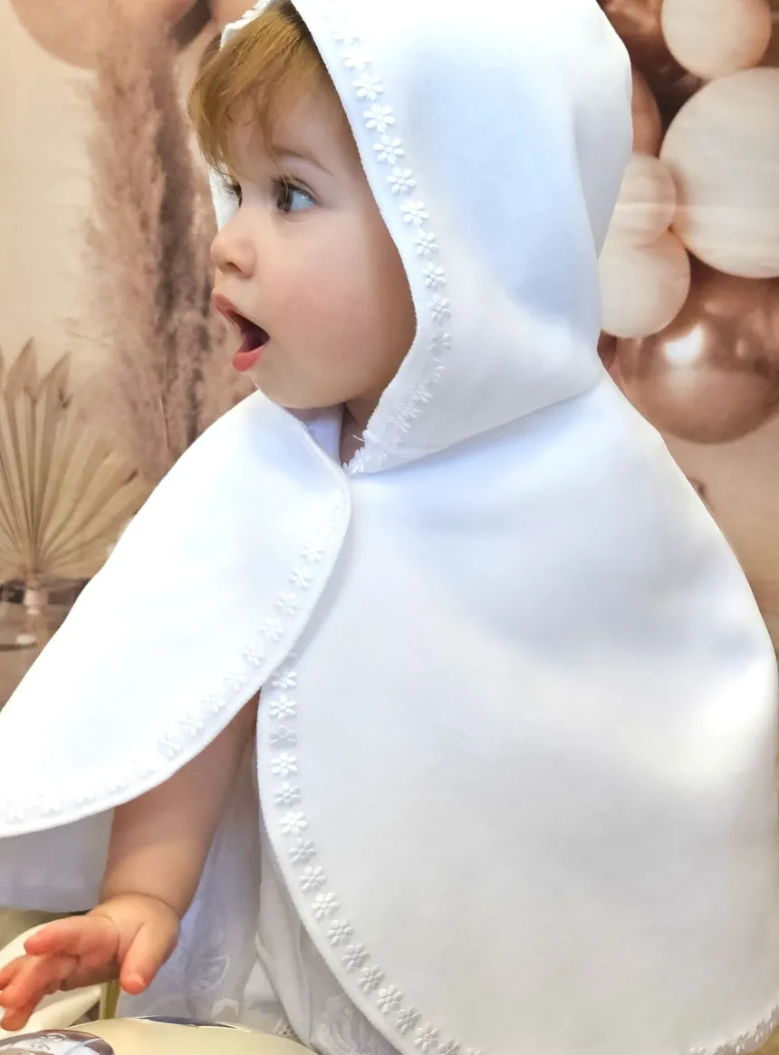 Cape polaire blanche pour baptême bébé