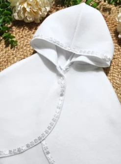 Cape polaire blanche pour baptême bébé