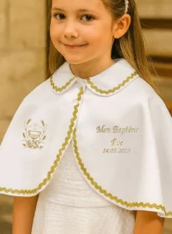 Cape satin blanc galon doré petit col
