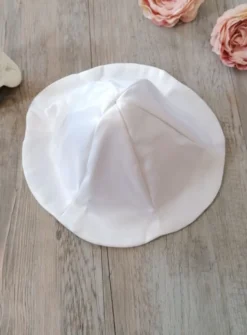 Chapeau blanc bébé forme cloche