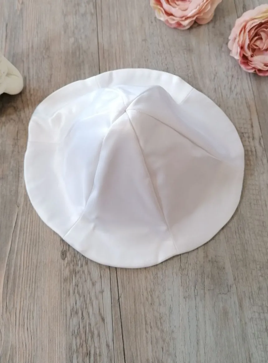 Chapeau blanc bébé forme cloche
