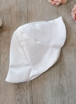 Chapeau blanc bébé forme cloche