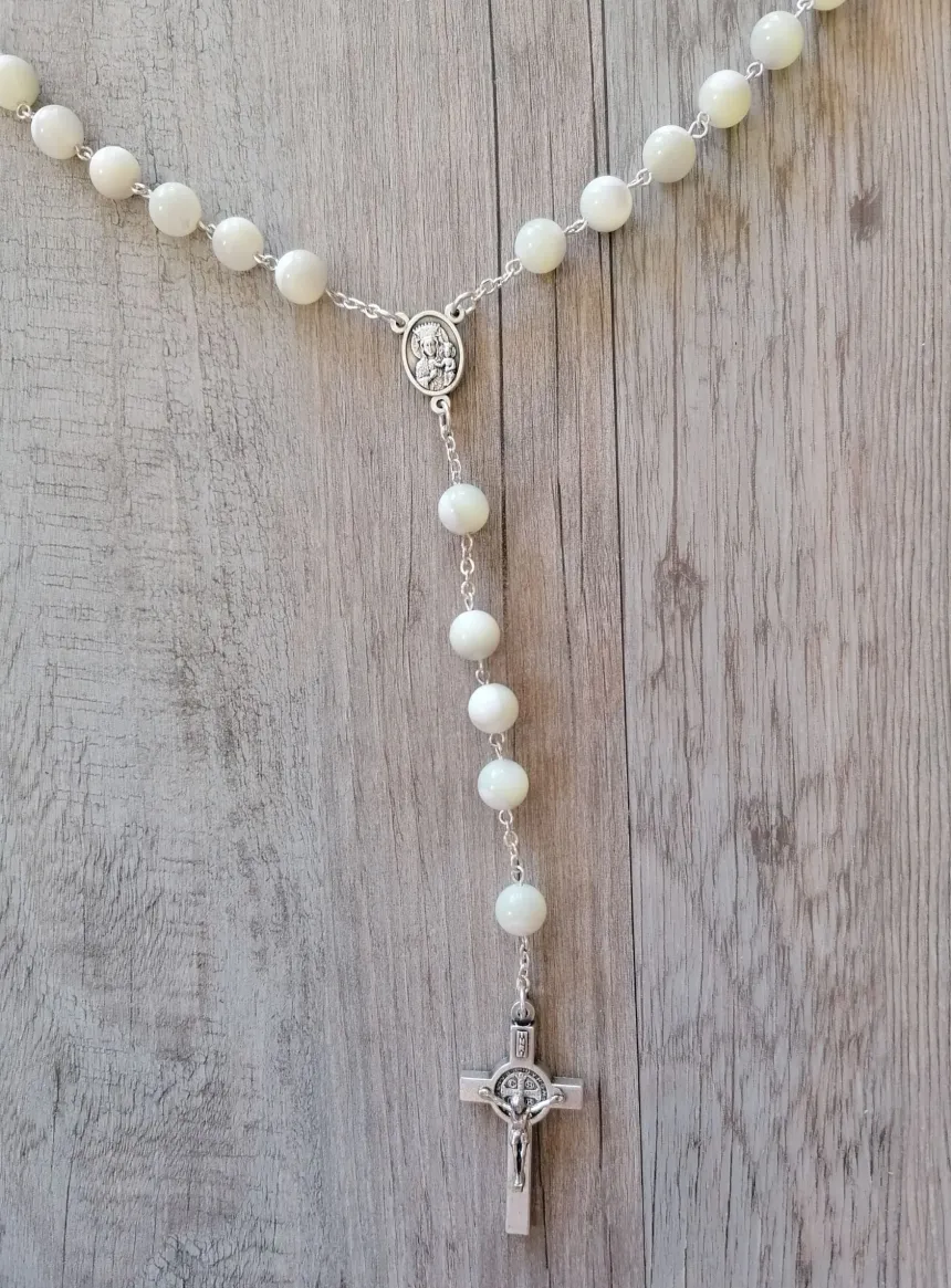 Chapelet perles en nacre blanches Blanc