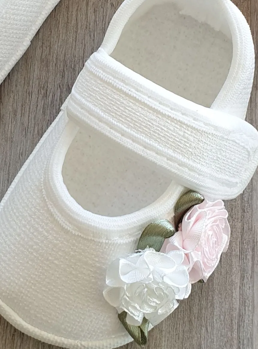 Chaussons bébé fille lin blancs fleurs