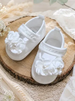 Chaussons de baptême bébé fille en satin ivoire – Fleurs et perles