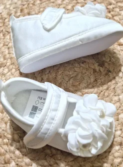 Chaussons de baptême bébé fille en satin ivoire – Fleurs et perles