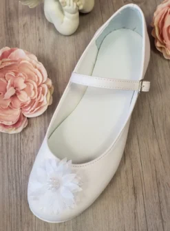 Chaussures ballerines blanches lanière cérémonie fille avec fleur tissus
