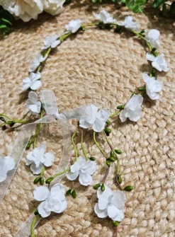 Couronne de fleurs avec tombés de fleurs au dos