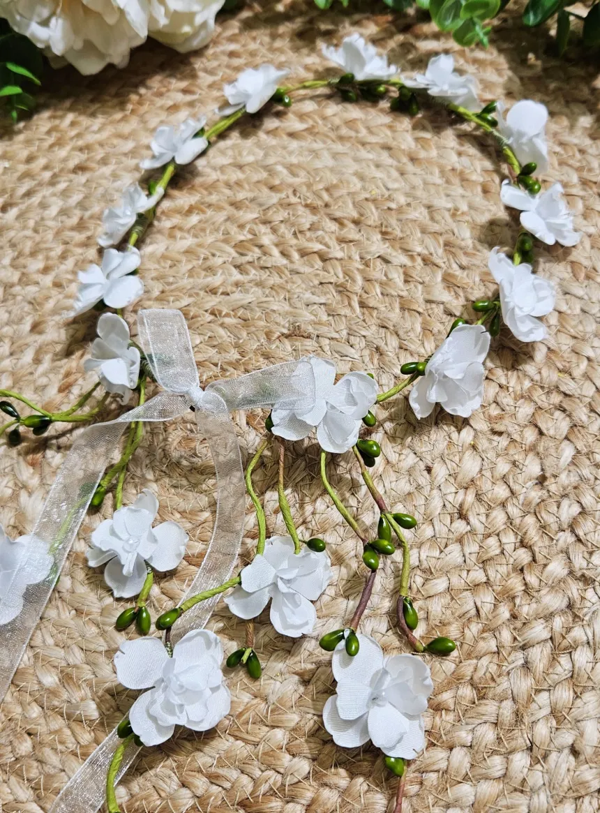 Couronne de fleurs avec tombés de fleurs au dos