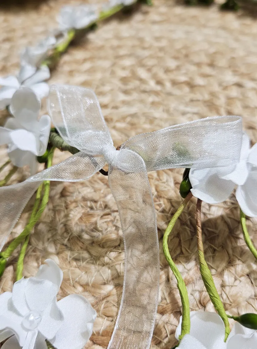 Couronne de fleurs avec tombés de fleurs au dos