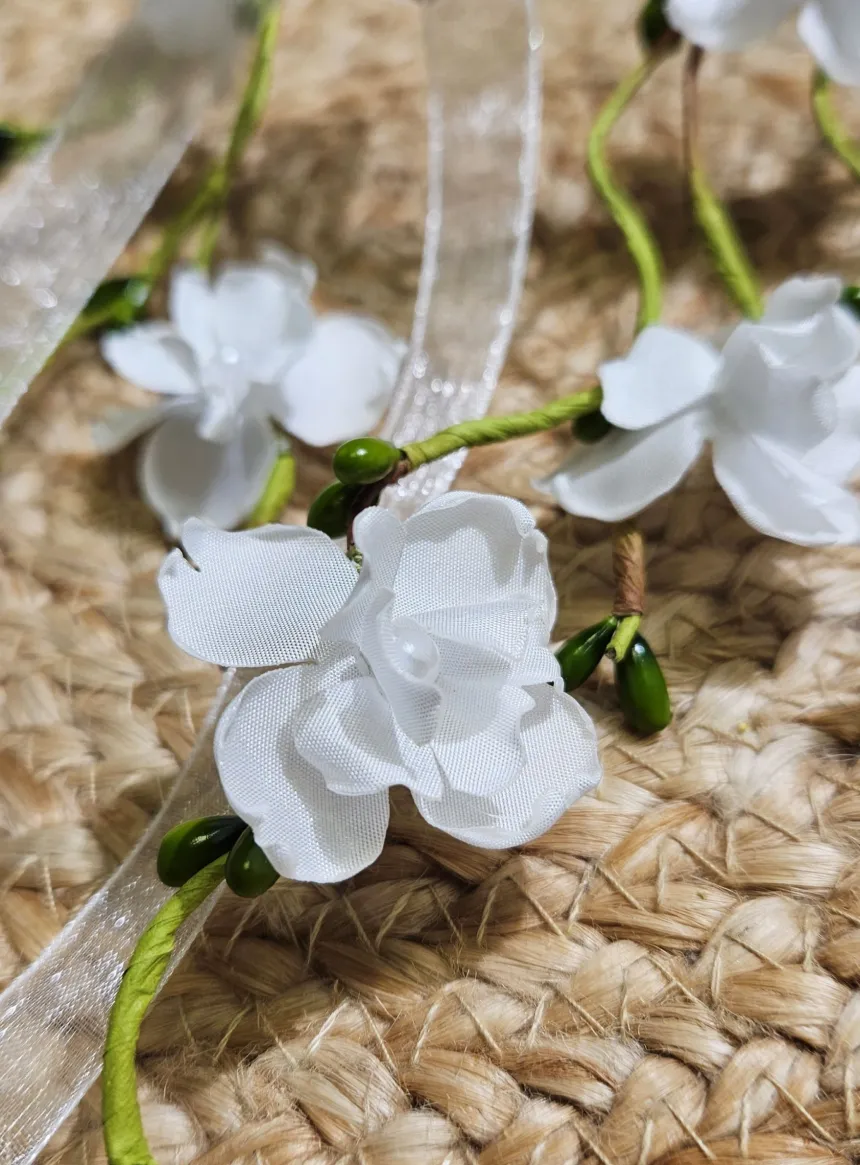 Couronne de fleurs avec tombés de fleurs au dos