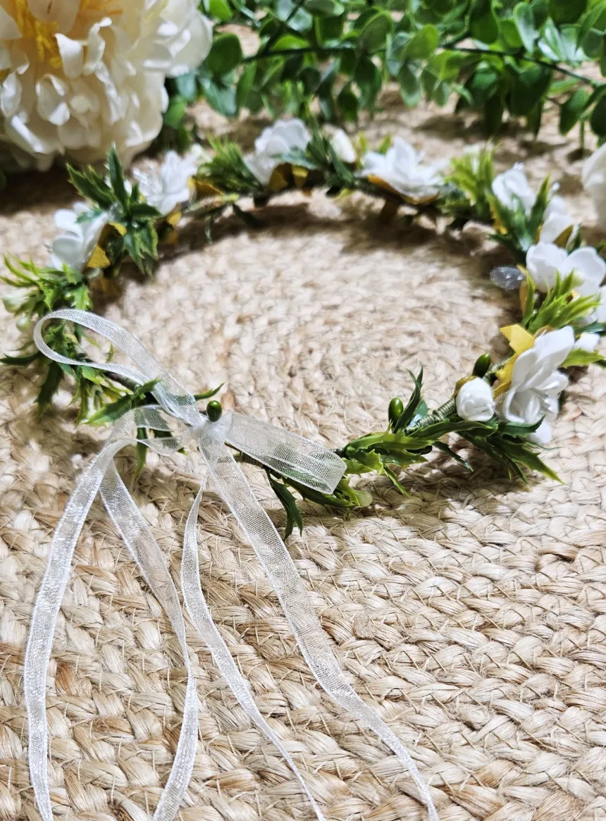 Couronne de Fleurs Blanches et Feuillage Verdoyant