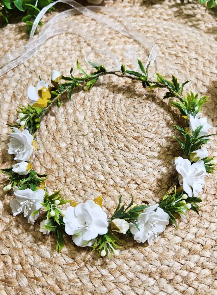 Couronne de Fleurs Blanches et Feuillage Verdoyant