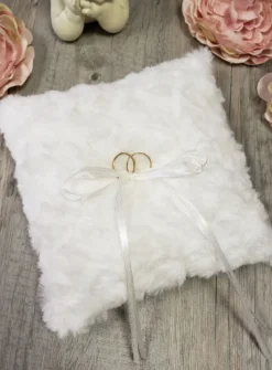 Coussin alliances en fourrure
