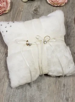 Coussin alliances en fourrure et strass