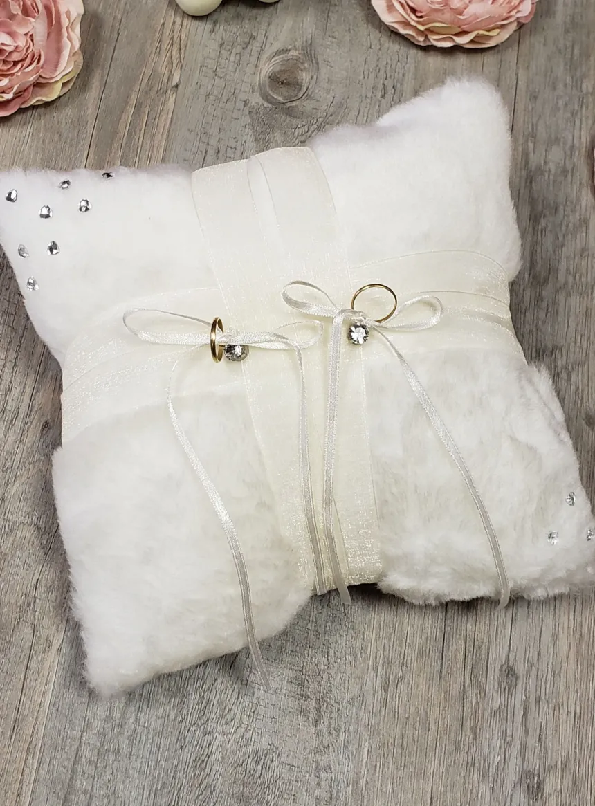 Coussin alliances en fourrure et strass