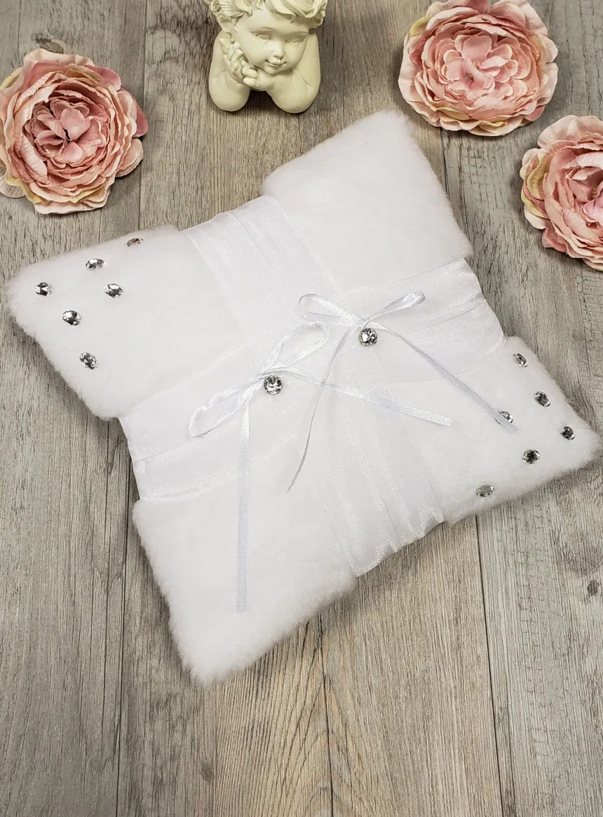 Coussin alliances en fourrure et strass