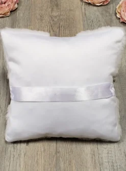 Coussin alliances en fourrure et strass