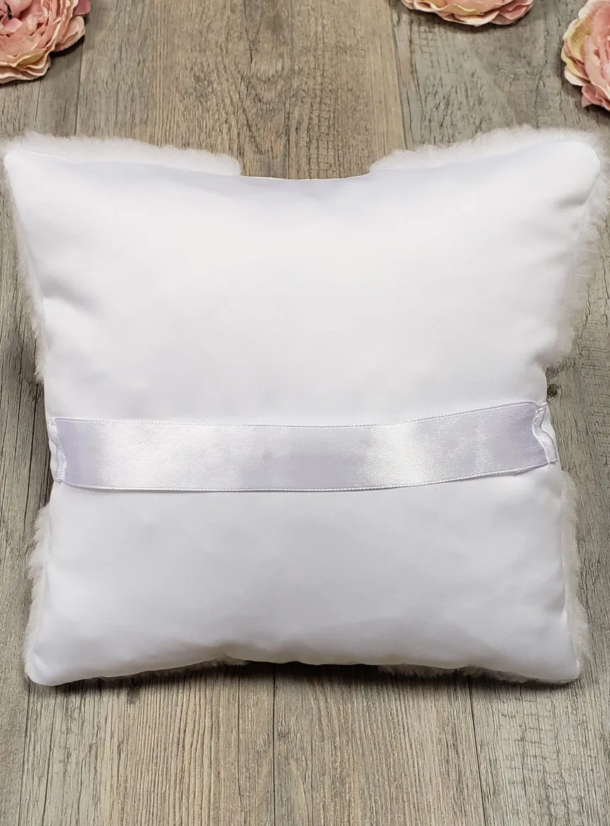 Coussin alliances en fourrure et strass