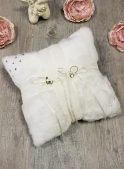 Coussin alliances en fourrure et strass