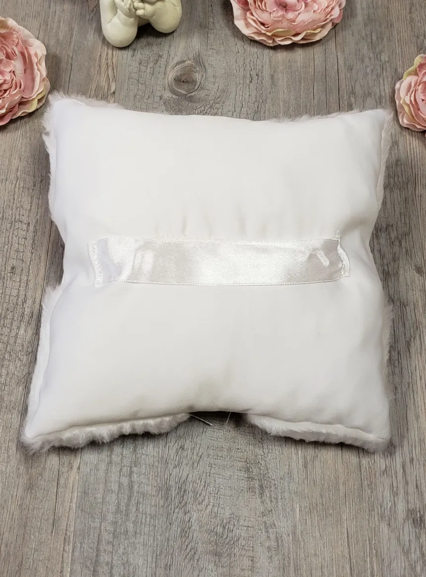 Coussin alliances en fourrure et strass