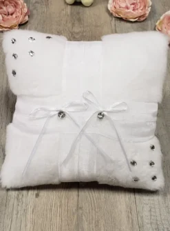 Coussin alliances en fourrure et strass