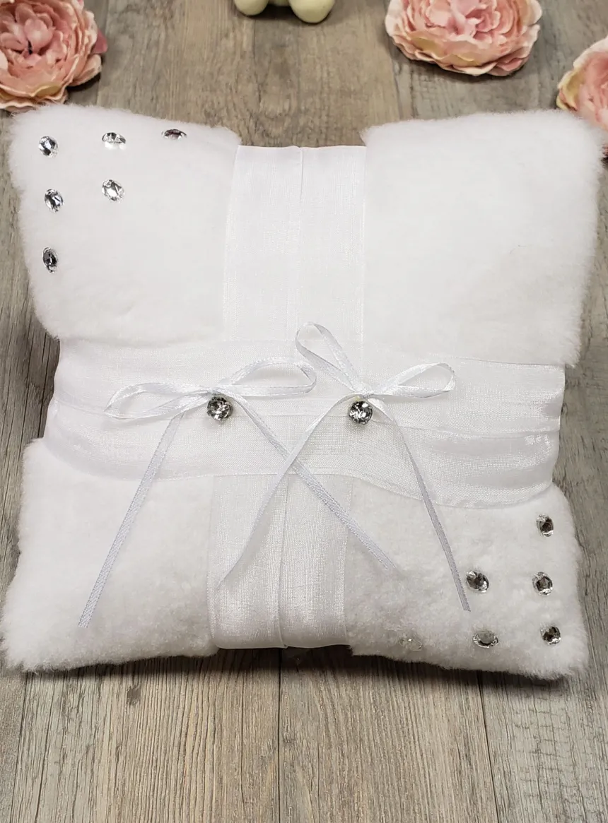 Coussin alliances en fourrure et strass