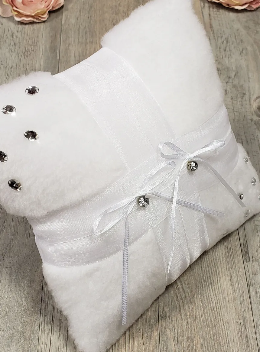 Coussin alliances en fourrure et strass