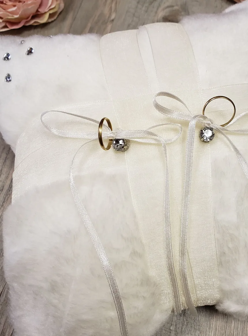 Coussin alliances en fourrure et strass