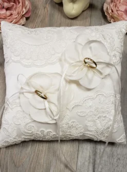 Coussin alliances fleurs et dentelle