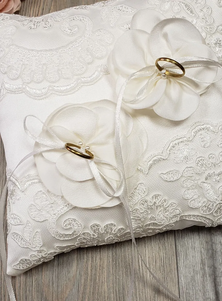 Coussin alliances fleurs et dentelle