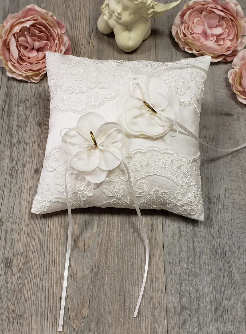 Coussin alliances fleurs et dentelle