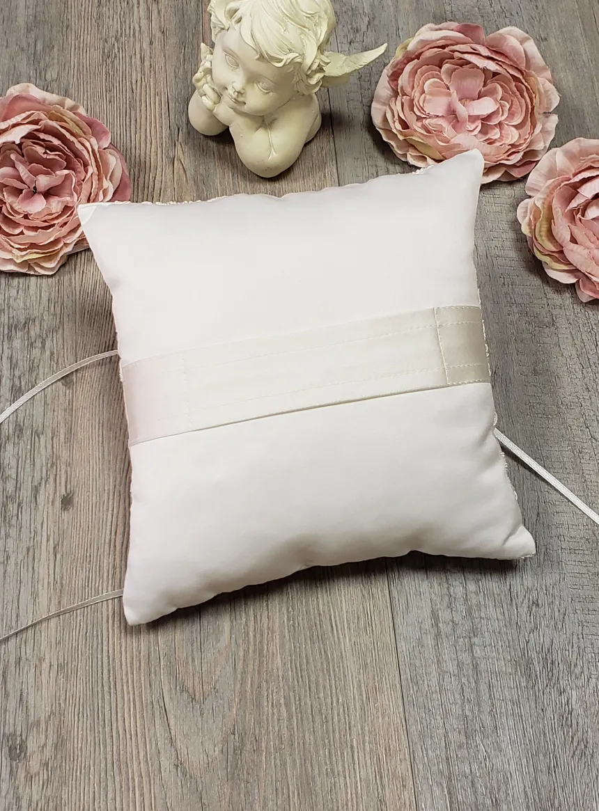 Coussin alliances fleurs et dentelle